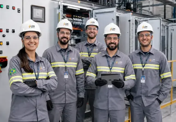 Equipe técnica especializada da L2M Industrial Solutions em campo